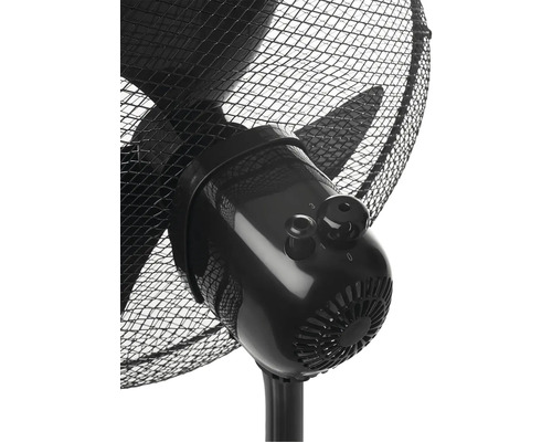 Detailný záber čierneho stojanového ventilátora s ovládacími gombíkmi a ochrannou mriežkou