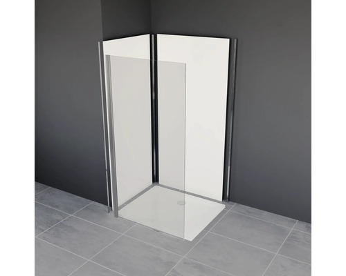 Rohová sprcha s čírymi sklenenými stenami a bielou sprchovou vaničkou v kúpeľňovom prostredí