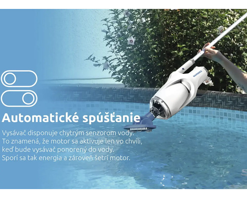 Bazénový vysávač s teleskopickou tyčou používaný v bazéne.