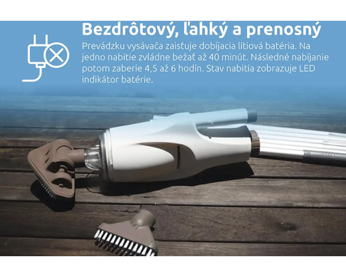 Akumulátorový vysávač s rôznymi nadstavcami na drevenom stole