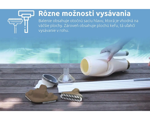 Príslušenstvo k čističu bazéna a teleskopická tyč na drevenom povrchu