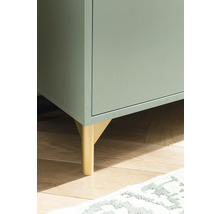 Detailný záber skrine so zlatými nohami na drevenej podlahe