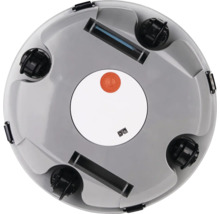 Spodná strana robotického vysávača so senzormi, kolieskami a priestorom pre batérie