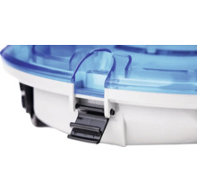 Detailný pohľad na box na náradie s modrým vekom a čiernym uzáverom