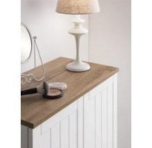 Toaletný stolík so zrkadlom, lampou a make-up príslušenstvom