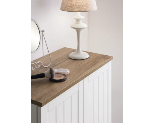 Toaletný stolík so zrkadlom, lampou a make-up príslušenstvom