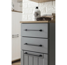 Sivá kúpeľňová skrinka s tromi zásuvkami a čiernymi úchytkami.