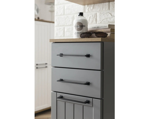 Sivá kúpeľňová skrinka s tromi zásuvkami a čiernymi úchytkami.