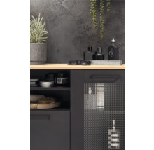 Pohľad na kúpeľňu s umývadlovou skrinkou, rôznymi kúpeľňovými potrebami a dekoráciami