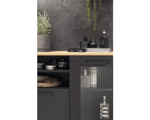 Pohľad na kúpeľňu s umývadlovou skrinkou, rôznymi kúpeľňovými potrebami a dekoráciami