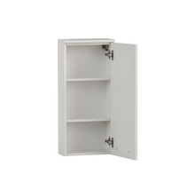 Otvorená kúpeľňová skrinka s tromi policami