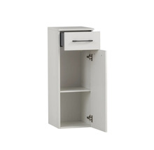 Biela závesná skrinka so zásuvkou a otvorenou priehradkou na ukladanie v kúpeľni