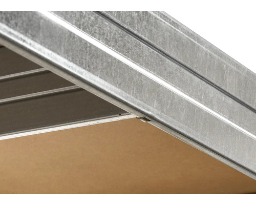 Detailný pohľad na kovový regál s policou