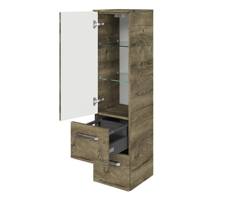 Vysoká skrinka s dvierkami, zásuvkami a sklenenými policami v kúpeľni