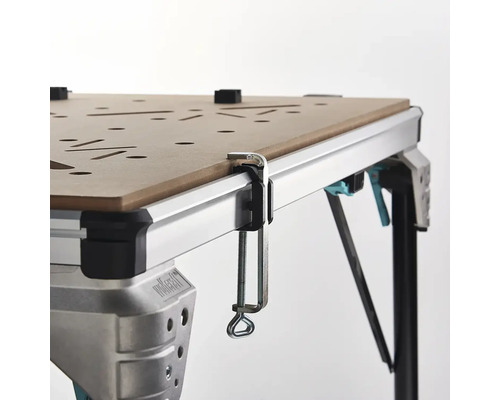Detailný pohľad na pracovný stôl Wolfcraft so skrutkovou svorkou