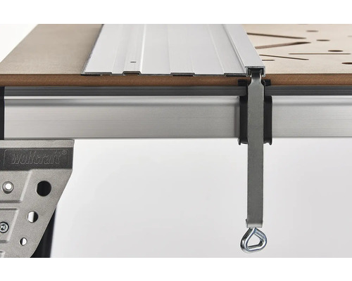 Detailný pohľad na pracovný stôl s vodiacou lištou a napínacou pákou