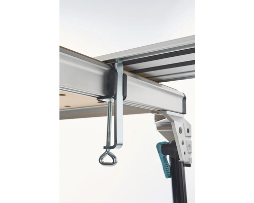 Pracovný stôl so skrutkovacou svorkou na upevnenie obrobkov