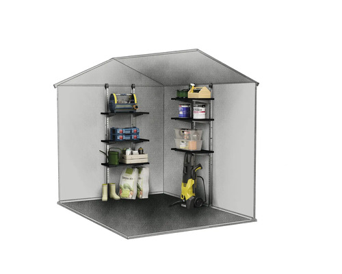 Interiér záhradnej kôlne s policami na uskladnenie záhradného náradia