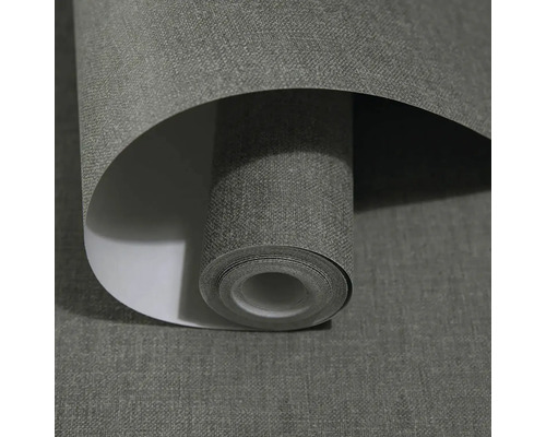 Rolka sivej tapety s textilným vzhľadom.