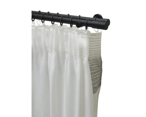 Dvojitá záclonová tyč s bielymi a pruhovanými závesmi