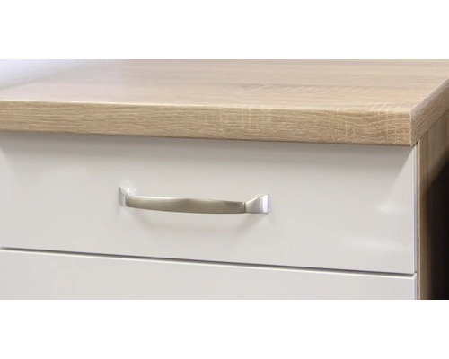 Detail bielej skrine so zásuvkami a rúčkou