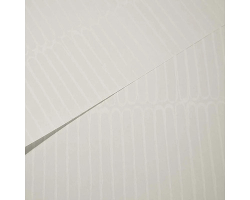 Detail bielej tapety s jemným vzorom