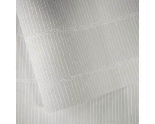 Biela látka s prúžkovaným vzorom