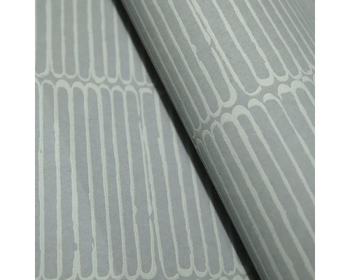 Sivá tapeta s pruhovaným vzorom