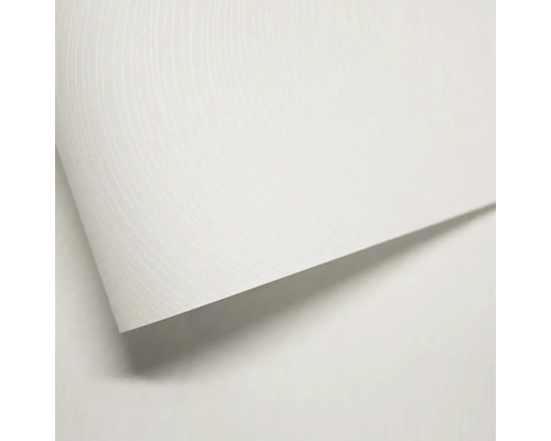 Detail bielej štruktúrovanej tapety