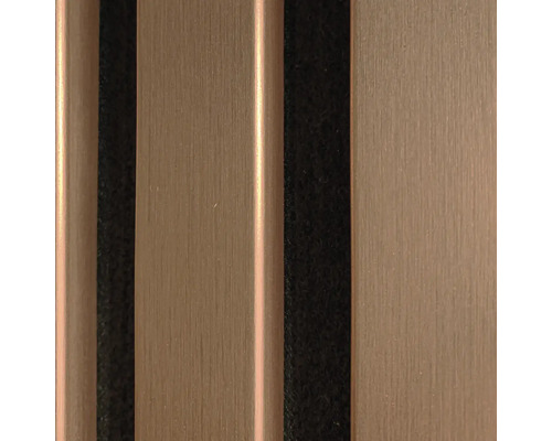 Detail panelu s kovovým efektom a tmavými akcentmi