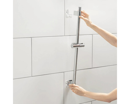 Montáž sprchovej tyče na obloženú stenu v kúpeľni.