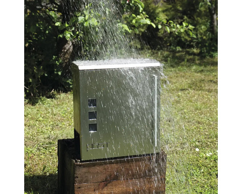 Nerezová poštová schránka pod prúdom vody vonku