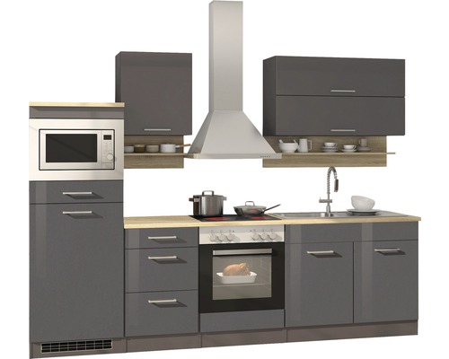Kompletná kuchyňa s mikrovlnnou rúrou, digestorom, varnou doskou, drezom a skrinkami.