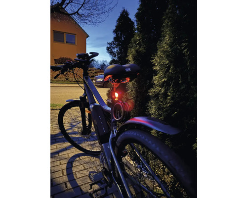 Bicykel so zadným svetlom vonku