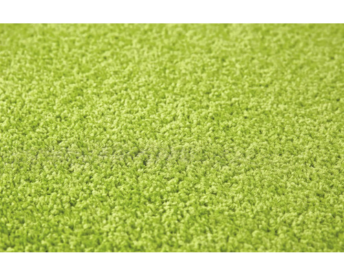 Detail zeleného koberca s vysokým vlasom