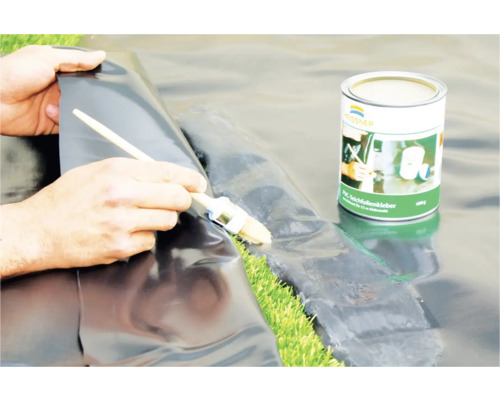Aplikácia lepidla na jazierkové fólie štetcom na jazierkovú fóliu