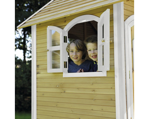 Drevený domček na hranie s dvoma deťmi v okne