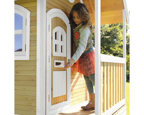 Dievča vkladá list do poštovej schránky dreveného domčeka