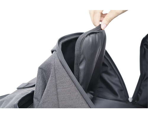 Detailný záber otvoreného batohu so zipsom