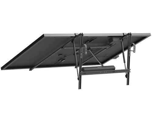 Pohľad zdola na solárny panel s montážnym systémom