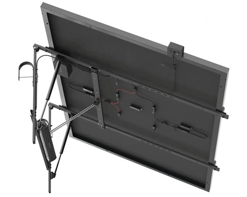 Pohľad zozadu na solárny modul s montážnym systémom