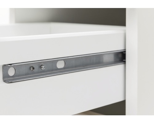 Detail zásuvky s kovovým koľajnicovým vedením