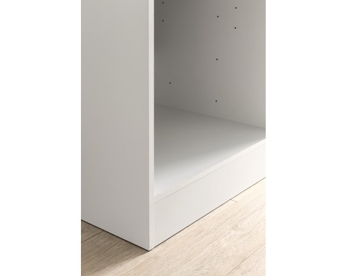 Detail bielej police na drevenej podlahe