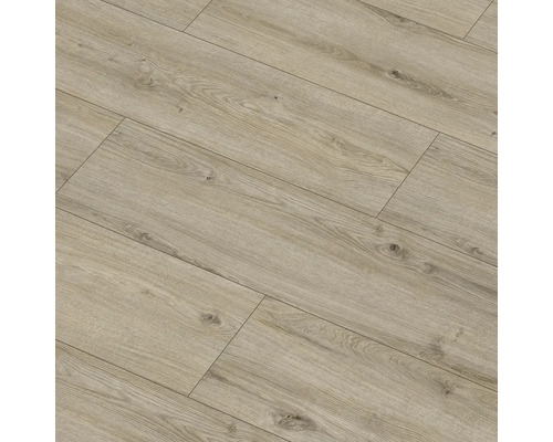 Položená laminátová podlaha so vzhľadom dreva.