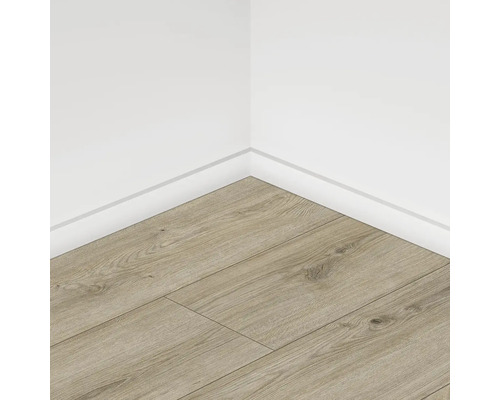 Položená laminátová podlaha vo svetlej miestnosti.