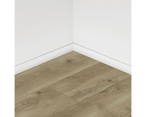 Položená laminátová podlaha vo svetlej miestnosti.