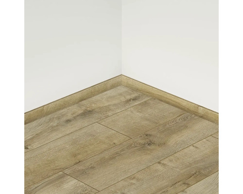 Položená laminátová podlaha s ladiacou podlahovou lištou pri stene