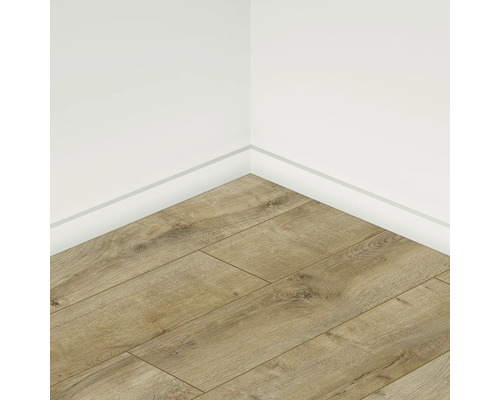 Položená laminátová podlaha v rohu miestnosti