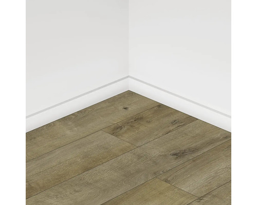 Položená laminátová podlaha v miestnosti