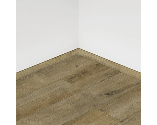 Položená laminátová podlaha s zodpovedajúcou podlahovou lištou na stene miestnosti